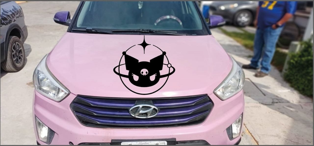 Vinil temático Kuromi en costado de auto